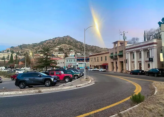 The Signature Queen With Mountain Views